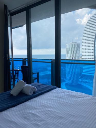 巴统Orbi Panorama Sea ​​view的一间带床的卧室，可欣赏海景