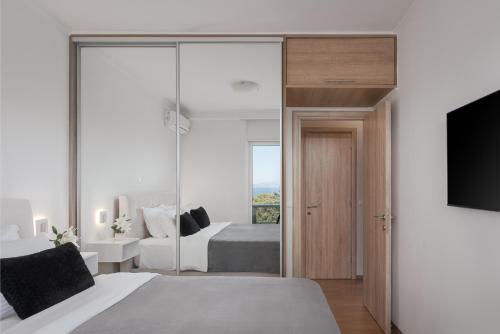 Кровать или кровати в номере Athenian Riviera Sea View Penthouse