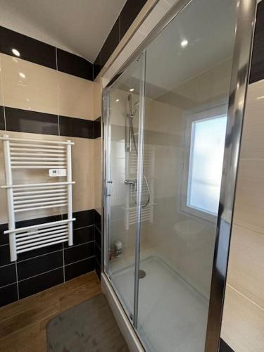 une douche avec une porte vitrée dans une salle de bain dans l'établissement ROOFTOP vue mer, à Vallauris