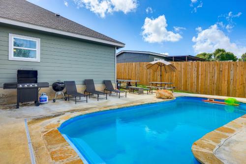 Gallery image of 1 Mi to Canyon Lake Home with Pool, Hot Tub and Sauna in Canyon Lake