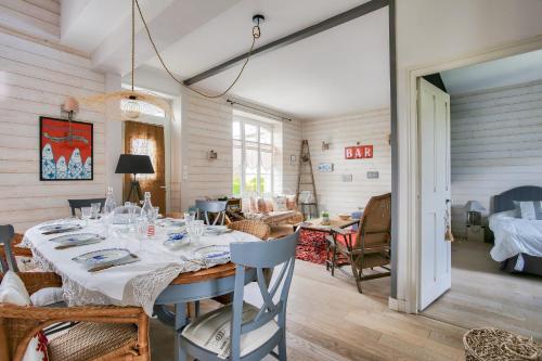 une salle à manger avec une table et des chaises dans l'établissement Maison atypique pour 6 adultes et 2 enfants, à Erquy