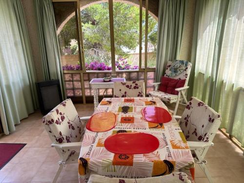 a dining room with a table and chairs and a window at La Casita in Ciudad Quesada