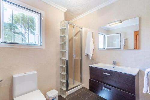 Charming Villa in Teulada with Private Pool في تيولادا: حمام مع مرحاض ومغسلة ودش