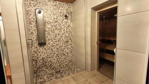 Bilik mandi di Ferienwohnung AllgäuGlück im Ferienpark Oberallgäu mit Hallenbad, Sauna, WLAN