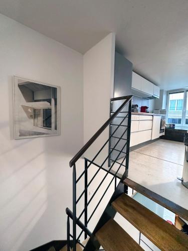 un escalier dans une cuisine avec un escalier dans une maison dans l'établissement Loft St Martin, à Paris