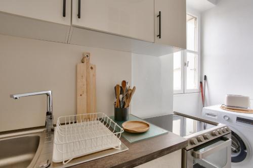 une cuisine avec un étendoir à vaisselle sur un comptoir dans l'établissement Appart hyper centre - 270m de la plage de l Ecluse, à Dinard