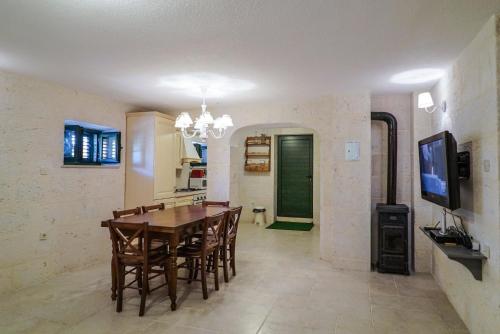 a kitchen and dining room with a table and chairs at Ferienhaus in Zagvozd mit Privatem Pool in Zagvozd