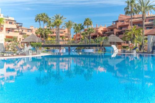 HAPPY Luxury Apartment - Beachside in Mar Azul, Estepona