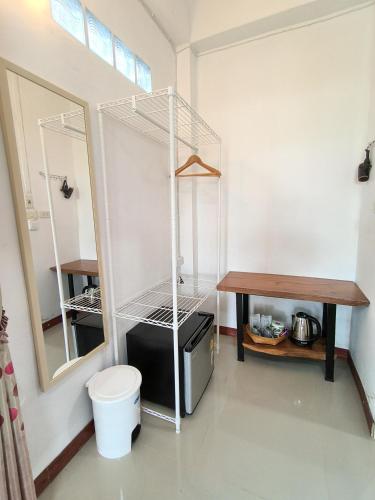 a room with a sink and a mirror and a toilet at บ้านสุขอรุณ เขาค้อ Baan Sook A Roon KhaoKho in Khao Kho