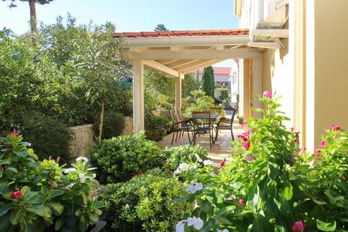 Modern eingerichtete Apartment für 4 Personen in einem Haus mit mehrere Apartments und mit Pool