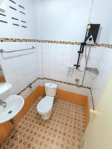 a bathroom with a toilet and a sink at บ้านสุขอรุณ เขาค้อ Baan Sook A Roon KhaoKho in Khao Kho