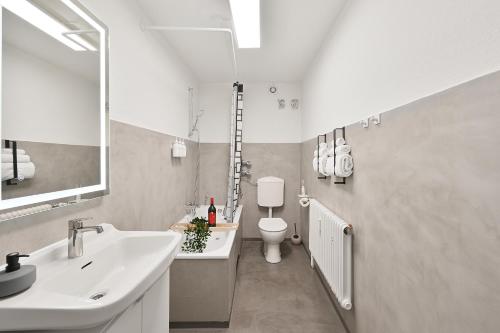 Ένα μπάνιο στο Chic and Spacious 2-Room Apt in Wuppertal Center
