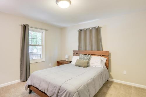 un dormitorio con una cama y una ventana en Charming Greenville Home with Yard 3 Mi to Downtown, en Greenville