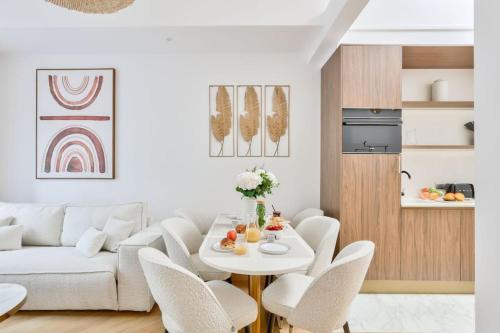 un salon avec un canapé, une table et des chaises dans l'établissement Luxurious Family Flat - Le Marais - With AC, à Paris