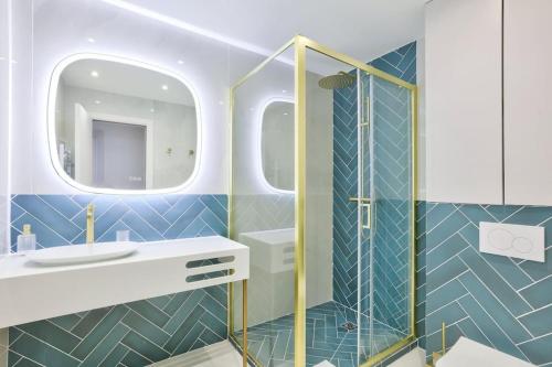 une salle de bain avec un lavabo et une douche dans l'établissement Luxurious Family Flat - Le Marais - With AC, à Paris