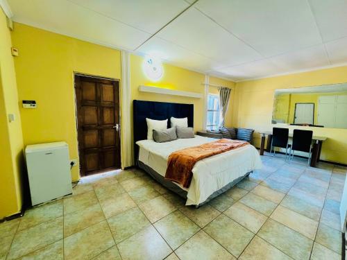 Postel nebo postele na pokoji v ubytování Honeyhills Excellence Resort J