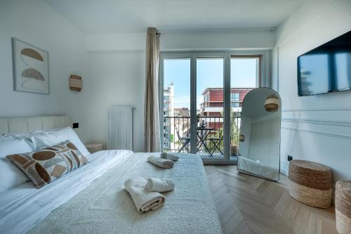 une chambre avec un lit avec des serviettes dessus dans l'établissement Appartement Luxe 3 Chambres Lits Doubles 6 Personnes - Proche Paris 16, Parc des Princes, Roland-Garros, à Boulogne-Billancourt