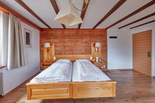 Postel nebo postele na pokoji v ubytování Hotel Alpenblick