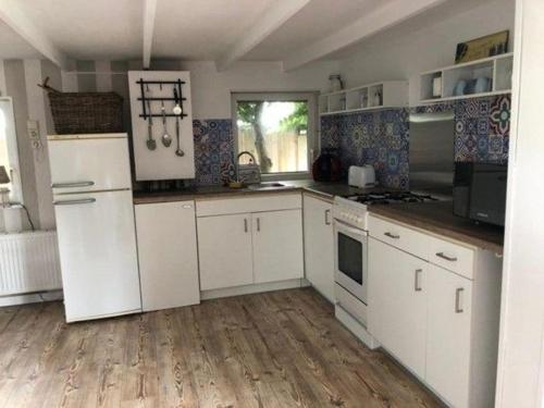 Kuchyň nebo kuchyňský kout v ubytování Ferienhaus Tami direkt am Wasser mit eigenem Bootsanlegesteiger