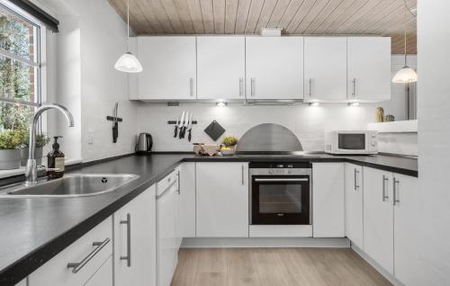 Dapur atau dapur kecil di Stunning Home In Ulfborg With Sauna