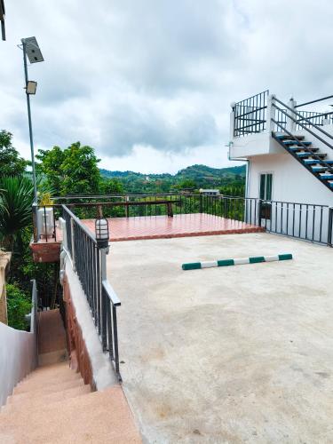 a large patio with a staircase and a building at บ้านสุขอรุณ เขาค้อ Baan Sook A Roon KhaoKho in Khao Kho