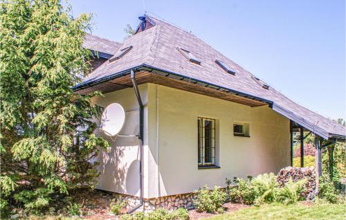 a small house with a gambrel roof at 3 Bedroom Amazing Home In Grzybowo in Grzybowo
