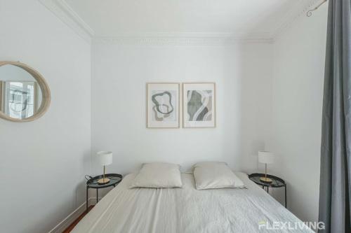 - une chambre blanche avec un lit et deux lampes dans l'établissement Flexliving - room - Lindet, à Paris