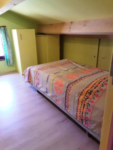 une chambre avec un lit superposé dans une pièce dans l'établissement La Renardière, à Saint-Jurs