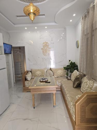 a living room with a couch and a table at Casa estilo Riad Fez en Lo Pagan in San Pedro del Pinatar