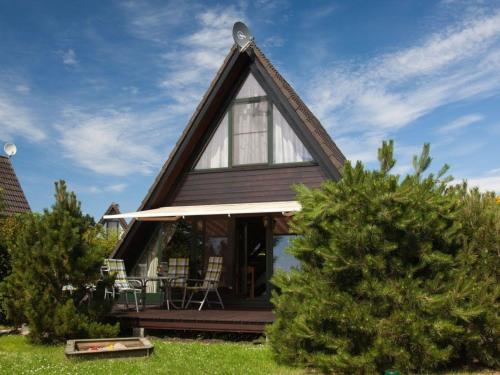 a small house with a gambrel roof at Ferienhaus in Fedderwardersiel mit Terrasse und Garten in Butjadingen