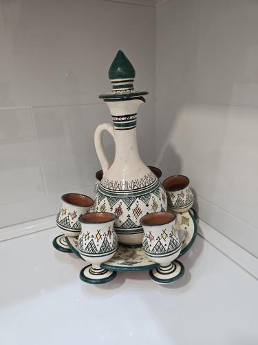 a group of tea cups and a vase on a table at Casa Riad Amor Marrakech en Lo Pagan in San Pedro del Pinatar