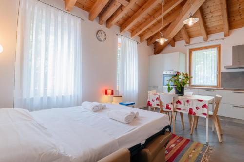 una camera da letto con un letto grande e un tavolo di San Zen Che Ride a Verona