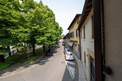 vista su una strada con un'auto bianca parcheggiata sulla strada di San Zen Che Ride a Verona