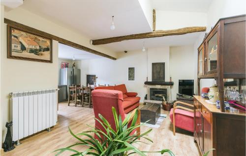 a living room with a couch and a fireplace at Beautiful Home In Diomondi With Wifi in Diomondi