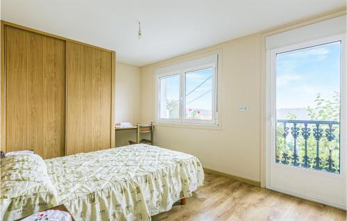 a bedroom with a bed and a large window at Beautiful Home In Diomondi With Wifi in Diomondi