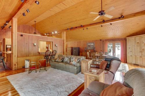 Posezení v ubytování Private Walterboro Estate with Deck and Fire Pit!