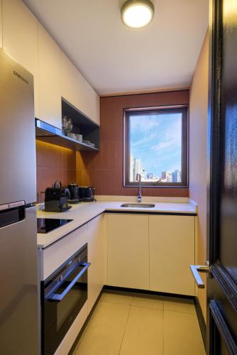 APT Serviced Apartments Santiagoにあるキッチンまたは簡易キッチン