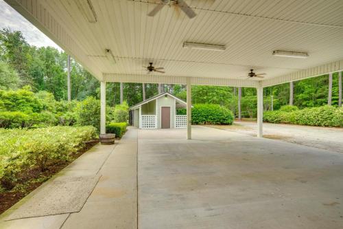 Zahrada ubytování Private Walterboro Estate with Deck and Fire Pit!