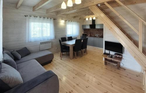 ein Wohnzimmer mit Sofa und Tisch in der Unterkunft Gorgeous Home In Debina With Wifi in Debina