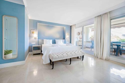 A bed or beds in a room at BEACHFRONT GOLDEN MILE PUENTO ROMANO SEA VIEW WIFI