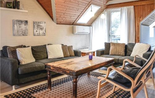 un soggiorno con un divano e un tavolo di Beautiful Home In Ringkøbing With Sauna a Klegod