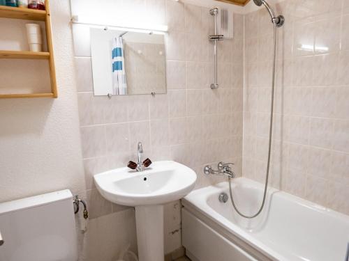 une salle de bain avec un lavabo, des toilettes et une douche dans l'établissement Appartement Châtel 4 pièces, 6 pers. avec balcon, garage, wifi - FR-1-676-160, à Châtel