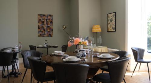 ein Esszimmer mit einem Holztisch und Stühlen in der Unterkunft Sancreed House Bed and Breakfast in Penzance