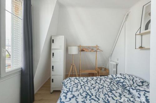 une chambre avec un lit, une commode et une fenêtre dans l'établissement Flexliving - room - Houel, à Paris