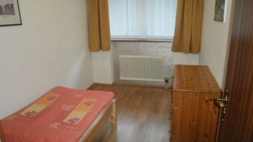 奇勒谷地哈特Ferienwohnung in ruhiger Lage für 5 Personen的小房间设有木桌和窗户