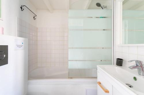 une salle de bain blanche avec une douche et un lavabo dans l'établissement Magnifique appartement - République Beaux-Arts, à Lille