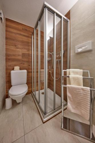 Bilik mandi di Hotel Alpenblick