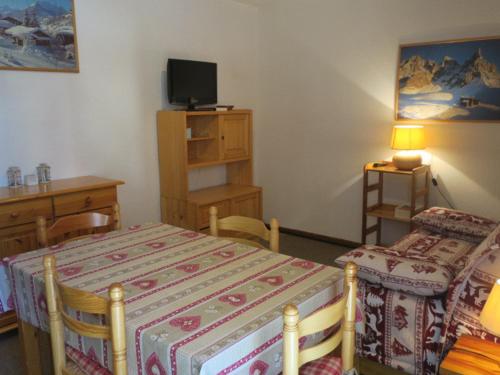 une chambre avec un lit, un bureau et une télévision dans l'établissement Studio cosy pour 4 personnes avec balcon, à 300m du télésiège de Barbossine à Châtel - FR-1-198-146, à Châtel