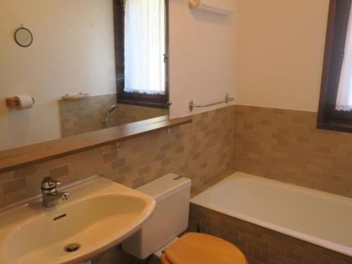 une salle de bain avec un lavabo, des toilettes et une baignoire dans l'établissement Studio cosy pour 4 personnes avec balcon, à 300m du télésiège de Barbossine à Châtel - FR-1-198-146, à Châtel