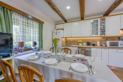 Dapur atau dapur kecil di Kolpa reka "Merina hiša", bazen, savna